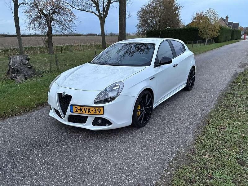 Wit Gebruikt 2010 Alfa Romeo Giulietta Distinctive MPV | € 6.000 (Eerlijke prijs) - Afbeelding 1/4
