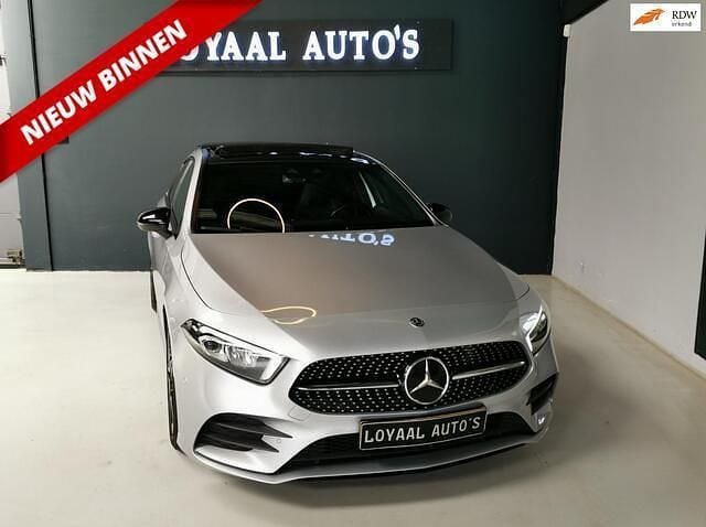 Grijs Gebruikt 2019 Mercedes A250 Premium Plus Hatchback | € 24.998 (Eerlijke prijs) - Afbeelding 1/4
