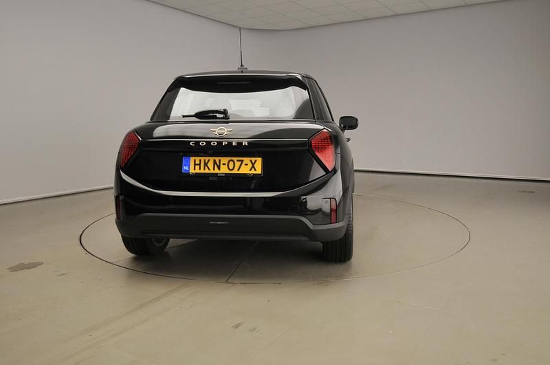 Occasion Mini Cooper Favoured 156 PK (114 kW) 2025 Zwart Hatchback