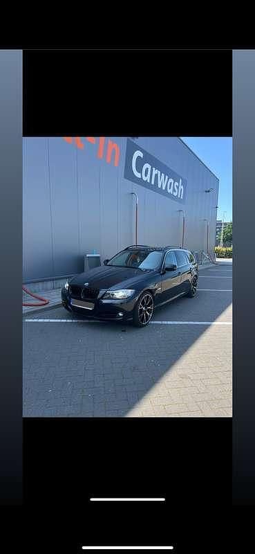 Zwart Occasion 2009 BMW 330 Stationwagen | € 7.750 (Eerlijke prijs) - Afbeelding 1/4
