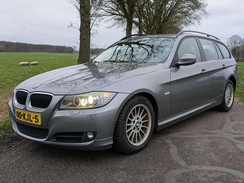 Grijs Occasion 2009 BMW 320 Stationwagen | € 4.700 (Eerlijke prijs) - Afbeelding 1/4
