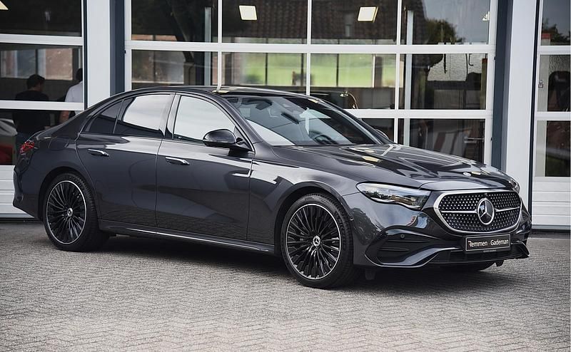 Gebruikt 2024 Mercedes E300 AMG line Sedan | € 79.850 - Afbeelding 1/4