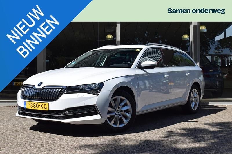 Wit Gebruikt 2023 Skoda Superb Business Line Stationwagen | € 30.390 (Eerlijke prijs) - Afbeelding 1/3