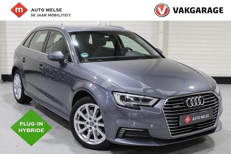 Grijs (metallic) Gebruikt 2020 Audi A3 Sportback e-tron Design Hatchback | € 22.950 (Eerlijke prijs) - Afbeelding 1/4