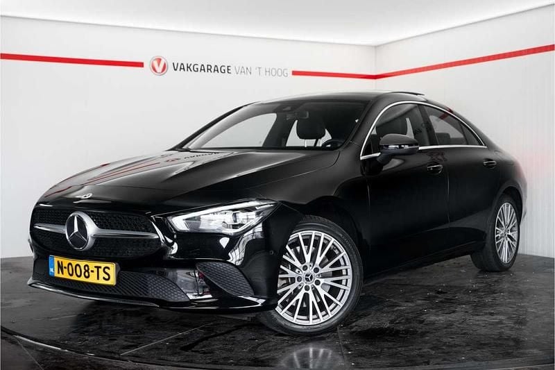 Zwart Gebruikt 2022 Mercedes CLA250 Advantage Sedan | € 29.944 (Goede deal) - Afbeelding 1/4