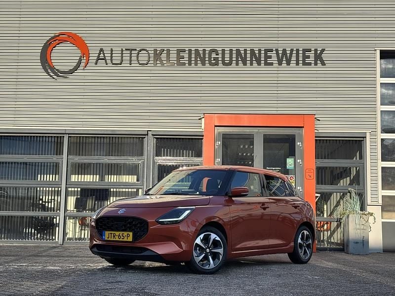 Oranje (metallic) Occasion 2025 Suzuki Swift Style Hatchback | € 21.450 (Eerlijke prijs) - Afbeelding 1/4