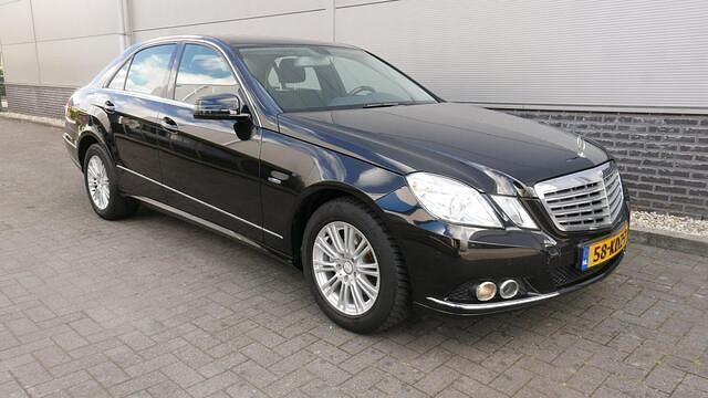 Zwart, metallic lak Gebruikt 2009 Mercedes E200 Elegance Sedan | € 12.750 (Iets duurder) - Afbeelding 1/4