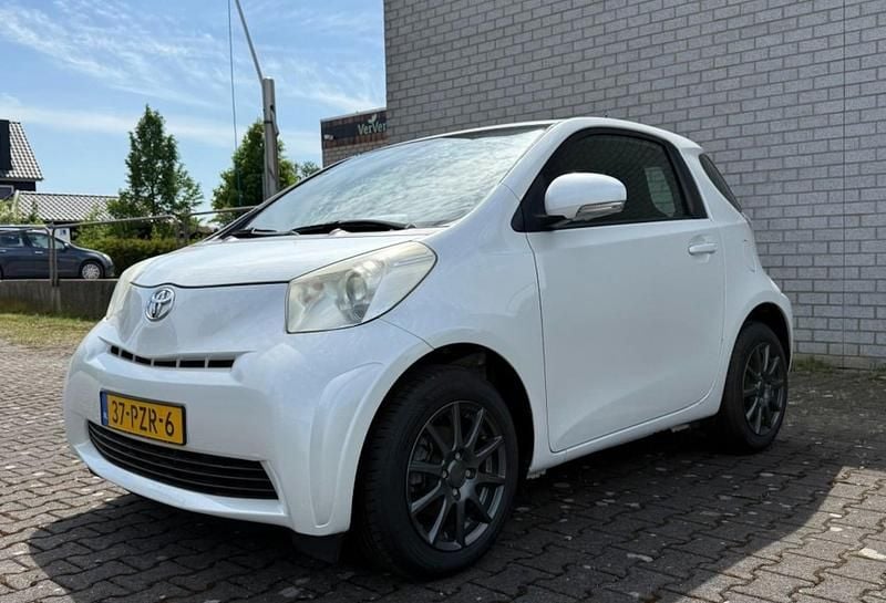 Wit (metallic) Occasion 2011 Toyota iQ Hatchback | € 7.750 (Eerlijke prijs) - Afbeelding 1/4