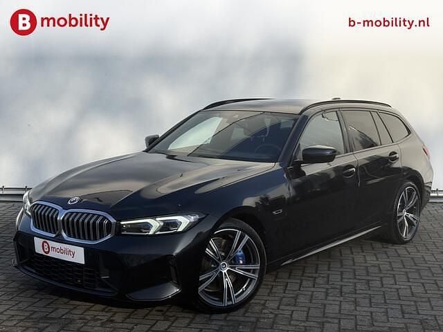 Zwart Occasion 2022 BMW 330 Executive Stationwagen | € 34.695 (Goede deal) - Afbeelding 1/3