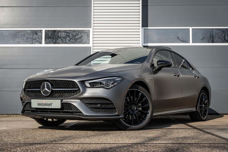 Grijs Gebruikt 2020 Mercedes CLA250e AMG Sedan | € 37.950 (Eerlijke prijs) - Afbeelding 1/4