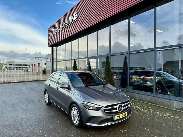 Grijs Gebruikt 2019 Mercedes B180 Premium Plus MPV | € 21.500 (Super prijs) - Afbeelding 1/4