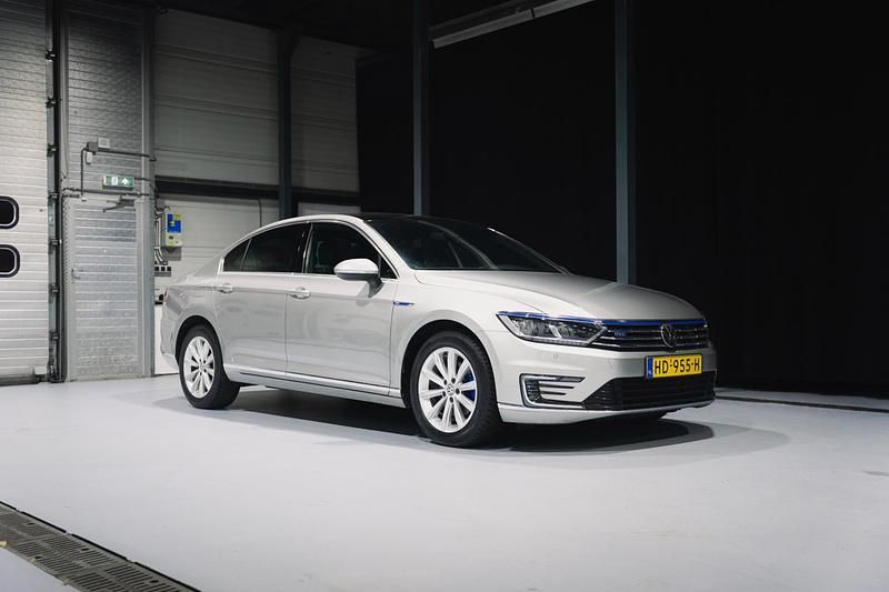 Grijs Occasion 2015 VW Passat Highline Sedan | € 15.750 (Iets duurder) - Afbeelding 1/4
