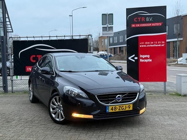 Zwart (metallic) Gebruikt 2012 Volvo V40 Momentum Hatchback | € 4.750 (Eerlijke prijs) - Afbeelding 1/4