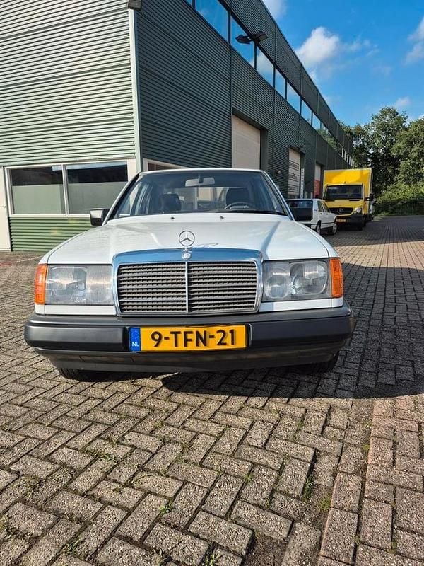Gebruikt 1987 Mercedes E230 | € 6.950 - Afbeelding 1/4