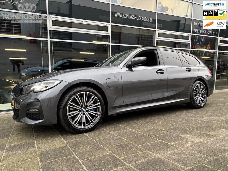 Grijs Gebruikt 2021 BMW 330 Executive Stationwagen | € 28.950 (Eerlijke prijs) - Afbeelding 1/4