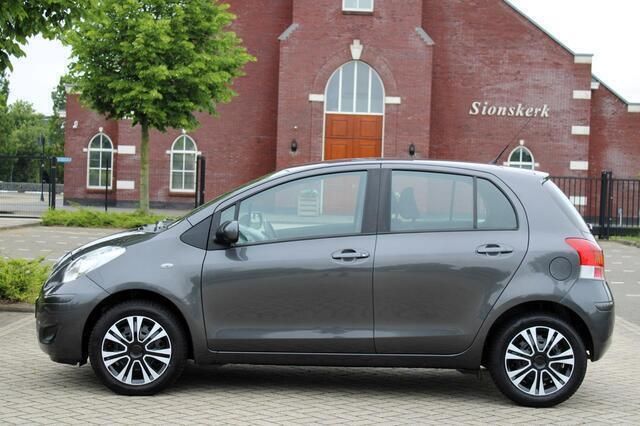Occasion Toyota Yaris Style 69 PK (50 kW) 2009 Grijs Hatchback