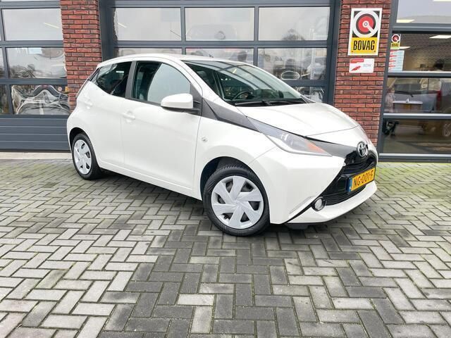 Wit Occasion 2017 Toyota Aygo X-play Hatchback | € 7.950 (Eerlijke prijs) - Afbeelding 1/4