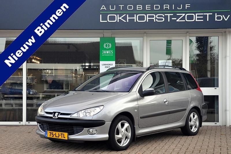 Grijs Gebruikt 2003 Peugeot 206 Stationwagen | € 1.995 (Eerlijke prijs) - Afbeelding 1/4