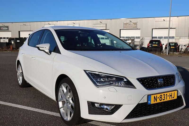 Wit Gebruikt 2016 Seat Leon CONNECT Hatchback | € 12.995 (Eerlijke prijs) - Afbeelding 1/4