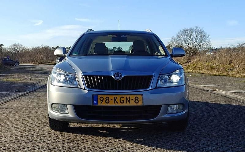 Zilver Occasion 2009 Skoda Octavia Elegance Stationwagen | € 7.450 (Eerlijke prijs) - Afbeelding 1/4