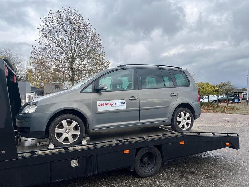Grijs (metallic) Gebruikt 2006 VW Touran Highline MPV | € 1.495 (Duur) - Afbeelding 1/4