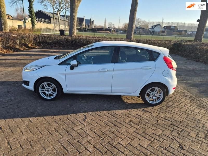 Wit Gebruikt 2013 Ford Fiesta Titanium Hatchback | € 4.850 (Goede deal) - Afbeelding 1/4
