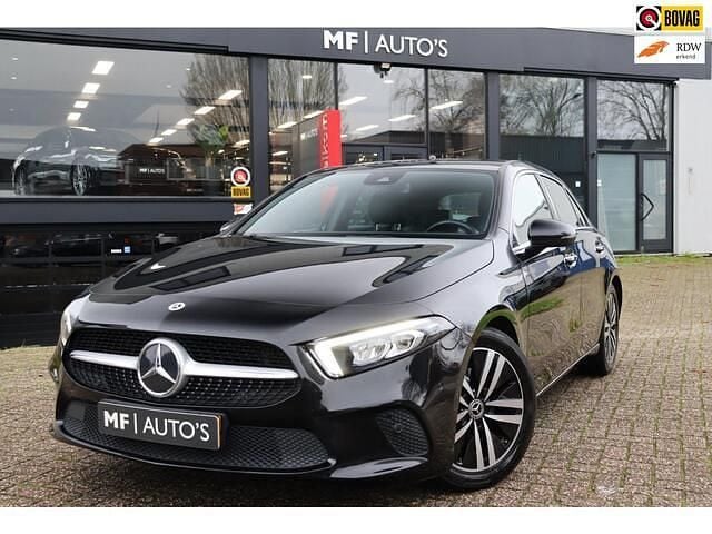 Zwart (metallic) Gebruikt 2021 Mercedes A200 Business Hatchback | € 24.950 (Eerlijke prijs) - Afbeelding 1/4