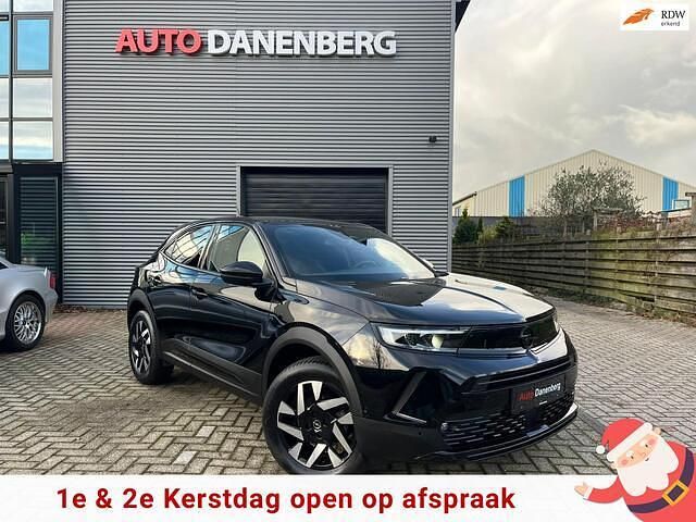 Zwart (metallic) Gebruikt 2024 Opel Mokka X SUV | € 23.950 (Iets duurder) - Afbeelding 1/4