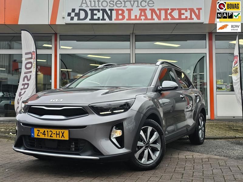 Grijs (metallic) Occasion 2024 Kia Stonic SUV | € 23.450 (Eerlijke prijs) - Afbeelding 1/4