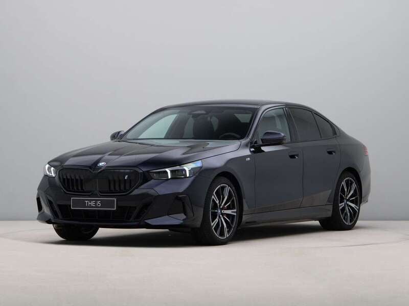 Zwart Nieuw 2025 BMW i5 Comfort Edition Sedan | € 87.831 (Eerlijke prijs) - Afbeelding 1/4