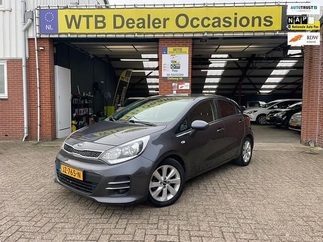 Grijs (metallic) Gebruikt 2016 Kia Rio Hatchback | € 7.450 (Goede deal) - Afbeelding 1/4