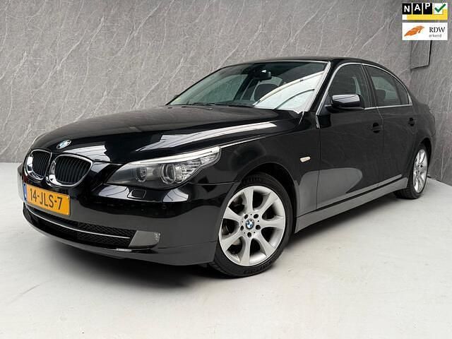 Zwart Gebruikt 2009 BMW 520 Sedan | € 6.950 (Eerlijke prijs) - Afbeelding 1/4
