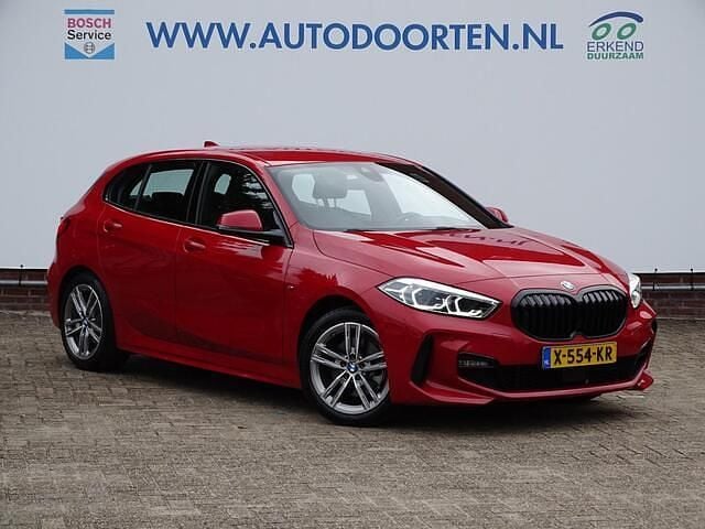 Rood Gebruikt 2023 BMW 118 Shadowline Hatchback | € 25.950 (Goede deal) - Afbeelding 1/4