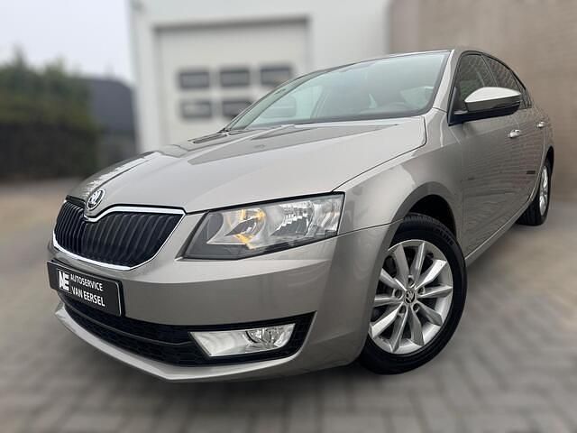 Goud Occasion 2016 Skoda Octavia Business Line Hatchback | € 10.750 (Eerlijke prijs) - Afbeelding 1/4