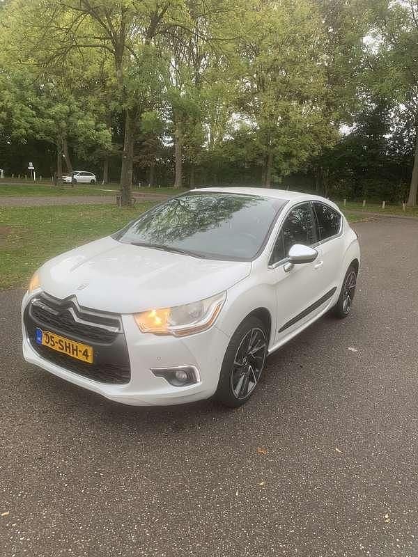 Wit Gebruikt 2011 Citroën DS4 Sport Chic Hatchback | € 6.500 (Eerlijke prijs) - Afbeelding 1/4