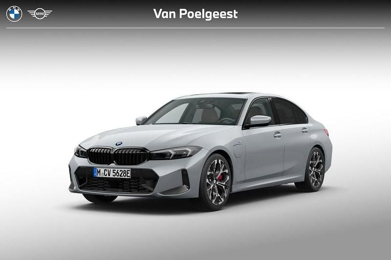 M brooklyn grau Nieuw 2025 BMW 330e M Sport Sedan | € 72.255 (Eerlijke prijs) - Afbeelding 1/4