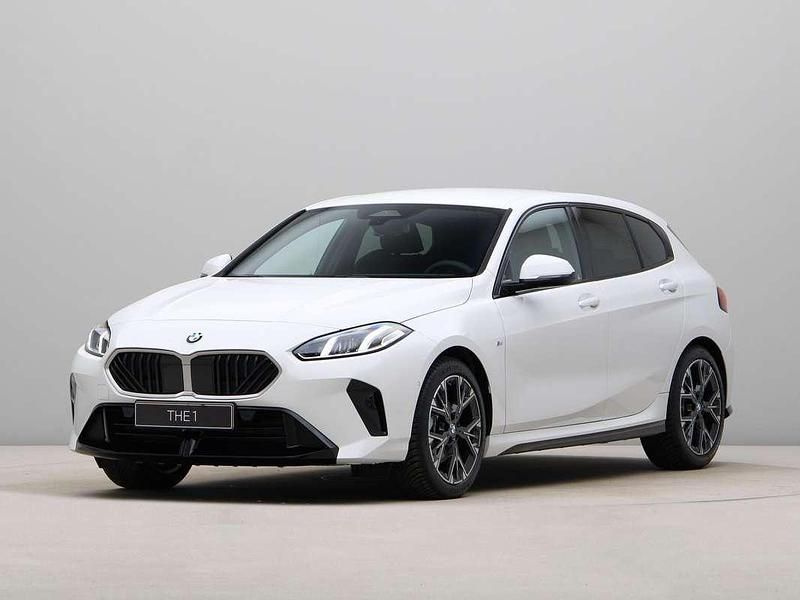 Wit Nieuw 2025 BMW 120 M Sport Hatchback | € 48.740 (Super prijs) - Afbeelding 1/4