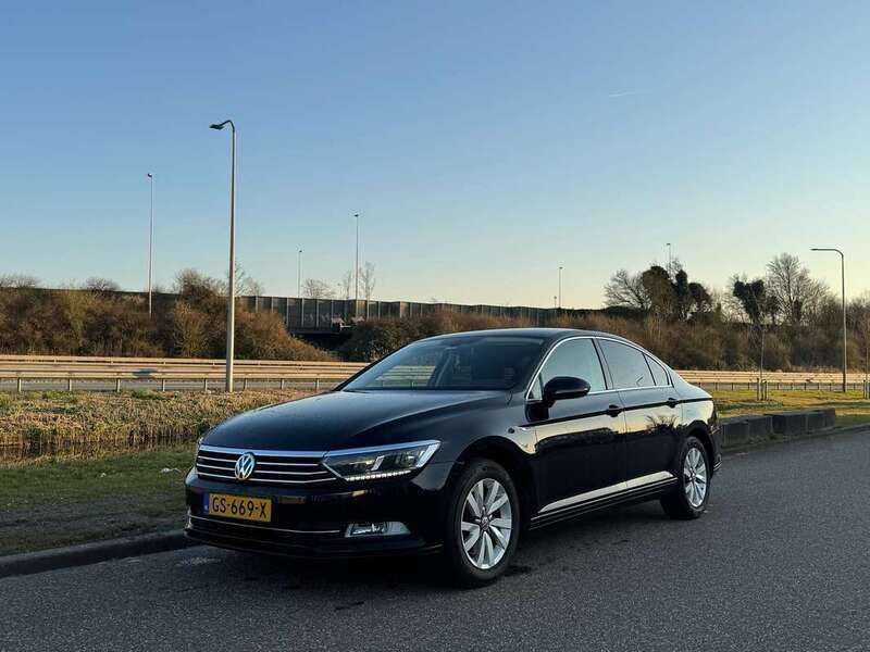 Zwart Gebruikt 2015 VW Passat Highline Sedan | € 13.950 (Goede deal) - Afbeelding 1/4