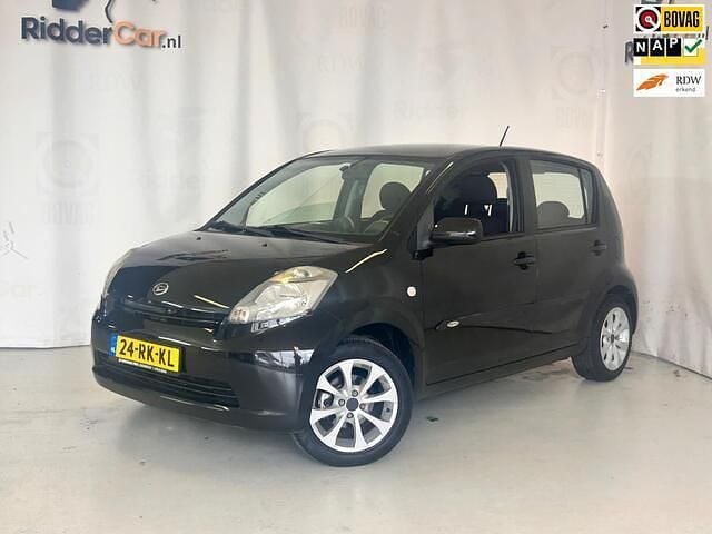 Zwart Gebruikt 2005 Daihatsu Sirion Hatchback | € 3.499 (Eerlijke prijs) - Afbeelding 1/4