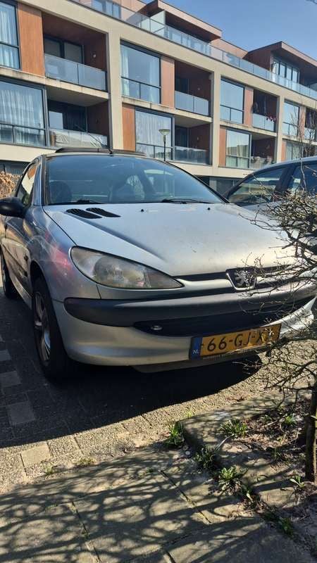 Grijs Gebruikt 2001 Peugeot 206 Hatchback | € 800 (Eerlijke prijs) - Afbeelding 1/4