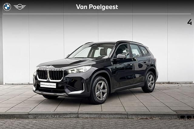 Saphirschwarz metallic (zwart metallic) Occasion 2024 BMW X1 Comfort Edition SUV | € 38.900 (Super prijs) - Afbeelding 1/4
