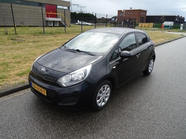 Zwart Gebruikt 2014 Kia Rio Hatchback | € 3.795 (Super prijs) - Afbeelding 1/4
