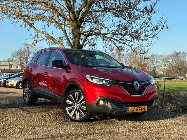 Rood Occasion 2015 Renault Kadjar Bose Edition SUV | € 10.975 (Eerlijke prijs) - Afbeelding 1/4