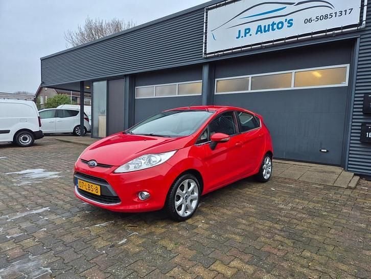 Rood Occasion 2010 Ford Fiesta Titanium Hatchback | € 4.950 (Eerlijke prijs) - Afbeelding 1/4