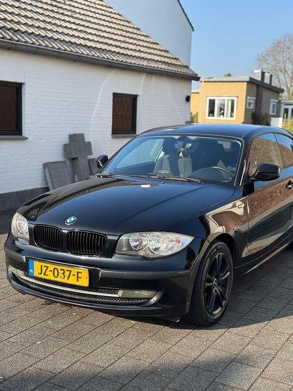 Zwart Gebruikt 2009 BMW 116 Executive Hatchback | € 3.750 (Eerlijke prijs) - Afbeelding 1/4