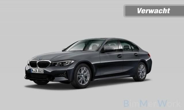 Grijs, metallic lak Gebruikt 2020 BMW 320 Sport Line Sedan | € 25.950 (Eerlijke prijs) - Afbeelding 1/4