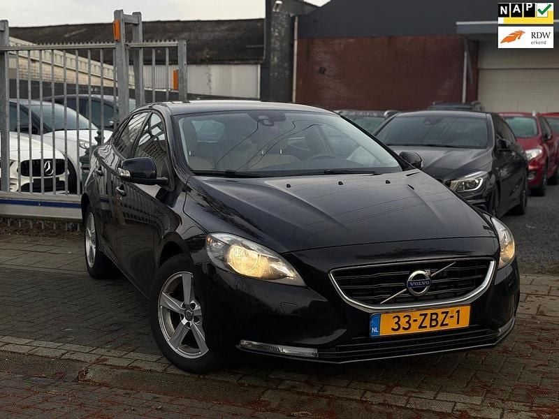 Zwart Gebruikt 2012 Volvo V40 Kinetic Hatchback | € 4.295 (Eerlijke prijs) - Afbeelding 1/4