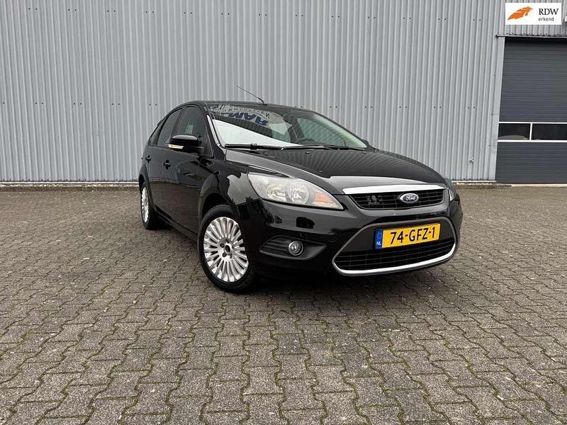 Zwart (metallic) Occasion 2008 Ford Focus Titanium Hatchback | € 3.245 (Eerlijke prijs) - Afbeelding 1/4