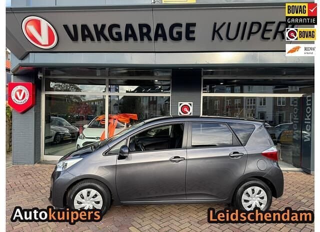 Grijs Gebruikt 2014 Toyota Verso-S MPV | € 10.950 (Eerlijke prijs) - Afbeelding 1/4