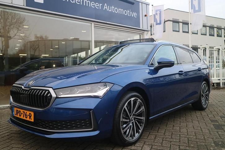 Blauw Occasion 2025 Skoda Superb Business Line Stationwagen | € 42.425 (Eerlijke prijs) - Afbeelding 1/4